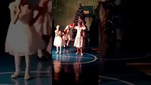 Мальчики оделись в костюм девочки и танцуют танец снежинки