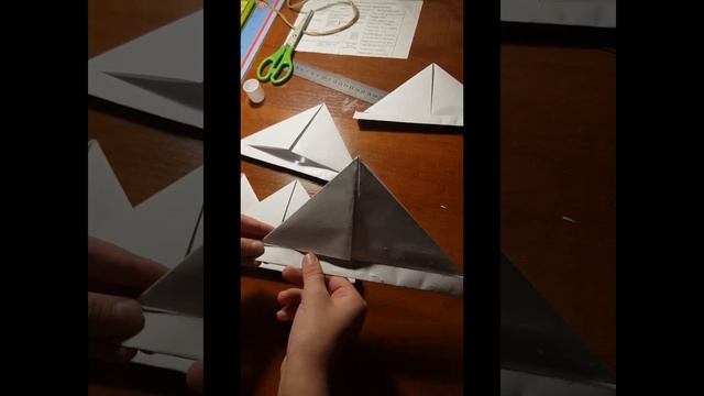 это видео о том как сделать бумажную корону