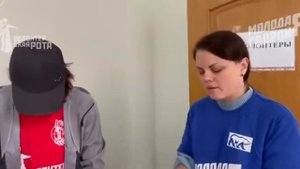 Российские девушки-волонтеры помогают жителям Харьковской области