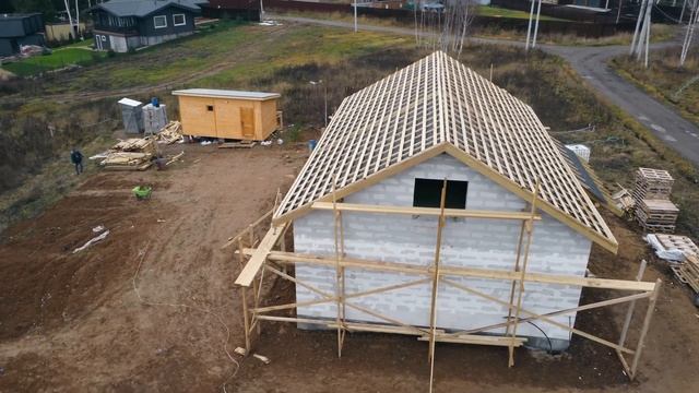 Монтаж кровли на дом из газобетона. Перебои с поставками металла для кровли в России.
