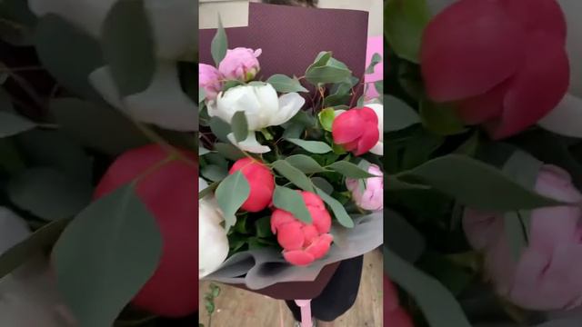 КУПИТЬ ПИОНЫ КРУГЛЫЙ ГОД. БУКЕТ С ПИОНАМИ И ЭВКАЛИПТОМ