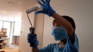 Профессия Маляр. Ребенок помогает на стройке