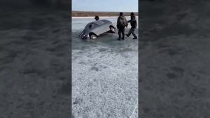 Машина провалилась под лёд,что стало с водителем не известно.