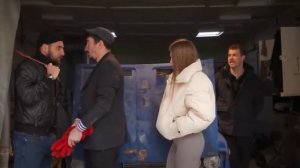Каха и Серго меняют девушке прокладку