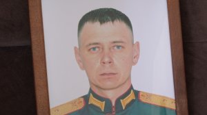 Дочь погибшего на СВО военного сдаёт экзамены с его шевронами в руках