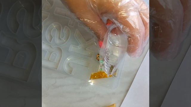 Заливка эпоксидной смолой брелочка. Ручная работа смотреть онлайн