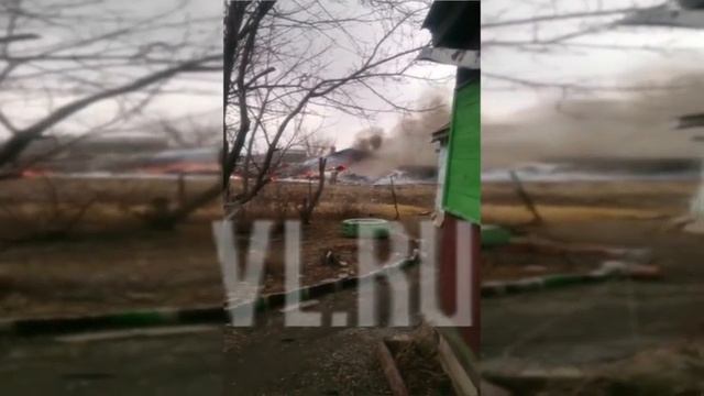 VL.ru - Сотрудники МЧС тушат горящие обломки Су-25 смотреть онлайн