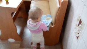 Маленький ребёнок считает ДЕНЬГИ видео для детей / for kids