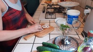 Шале  и розы в горах Италии. Абрикосовый пирог,салат с кальмарами, травяной чай.