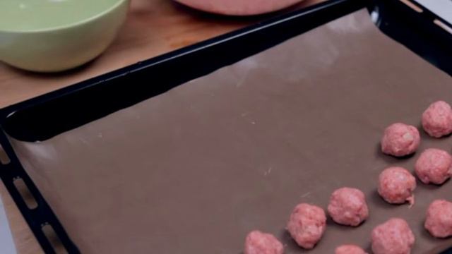 Фрикадельки Икеа с брусничным соусом
