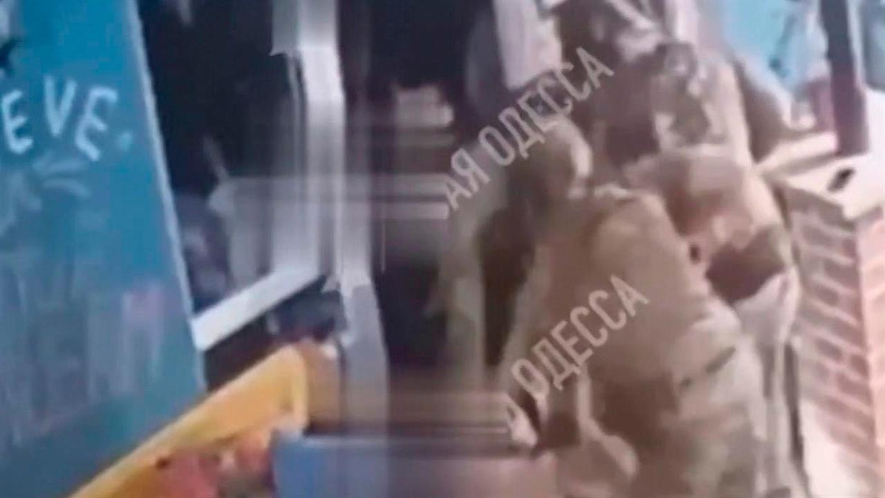 В Одесской области избивают женщин в поисках так называемых "российских коллаборационистов"