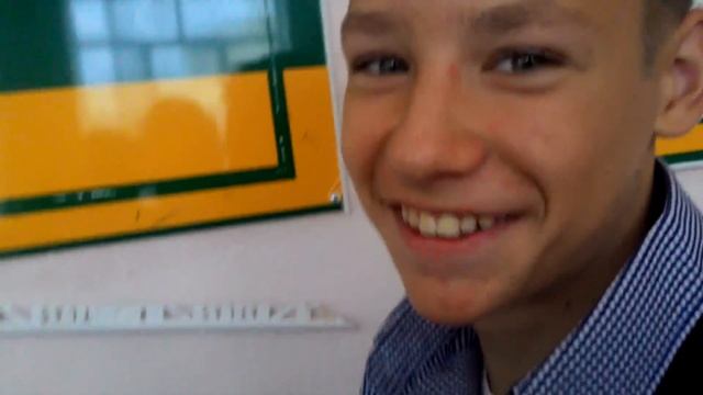 Курит прямо на уроке, смотреть до конца смотреть онлайн