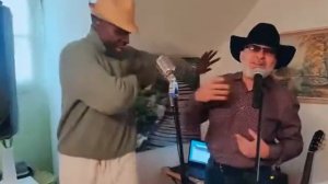 Абакар Алиев поёт песню с Африканцем туфлини к1ажошкахь цаьпцалги мотт буьцуш.