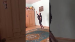 Цыганка красиво танцует дома