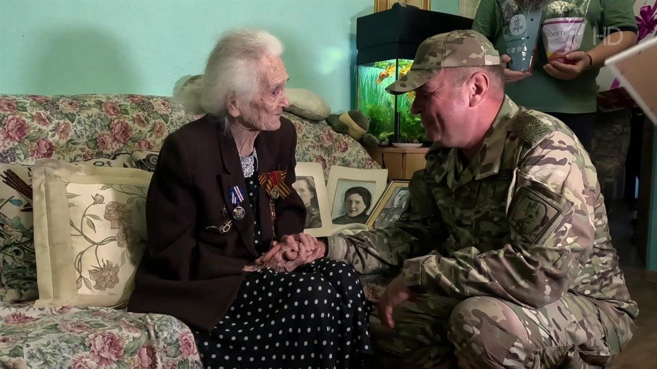В Луганске российские военные поздравили ветерана Великой Отечественной войны с юбилеем