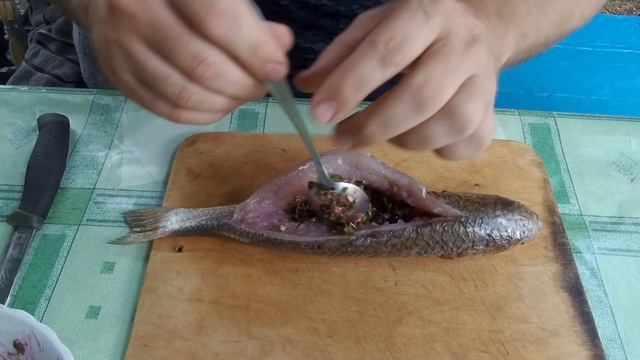 Пиленгас (пеленгас или пелингас) на углях с травами и черной смородиной 28 07 2020