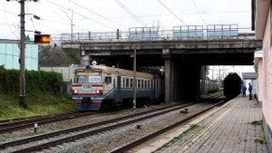 Пассажирский, грузовой поезда и электричка по станции Святошин