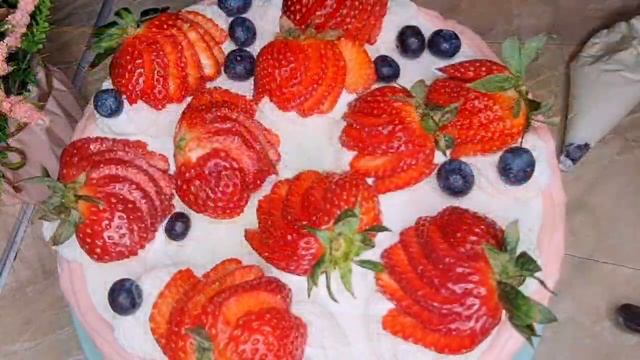 Два варианта приготовления клубничного торта.