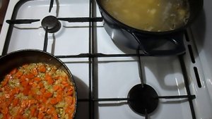 Суп с зелёным горошком и яйцом