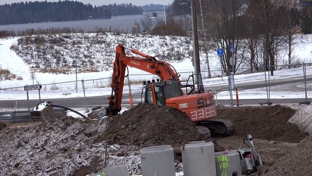 ? Экскаватор копает под собой Hitachi-CAT-Caterpillar