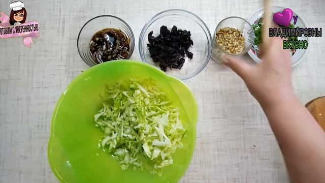 Вкуснейший салат из молодой капусты с интересным ингредиентом. смотреть онлайн