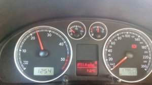 Стрелка температуры живет сама по себе