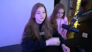Гаечка с подругой смеются над Строго
