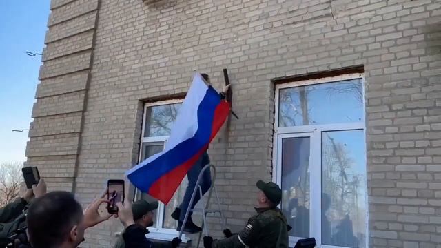 Запорожская область п.Розовка водружены знамя Победы и флаг России смотреть онлайн