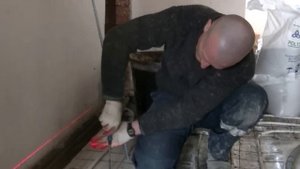 Натурные испытания КРЕПЛЕНИЙ для штукатурных маяков" КРЕММЕР" при заливке ЧИСТОВОЙ стяжки пола .