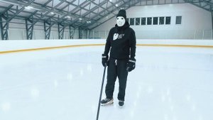 Резкий поворот на коньках. Как уйти в сторону от противника и не потерять шайбу.