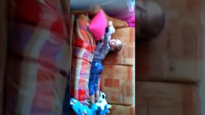 Приклеила сестру к кровати скотчем