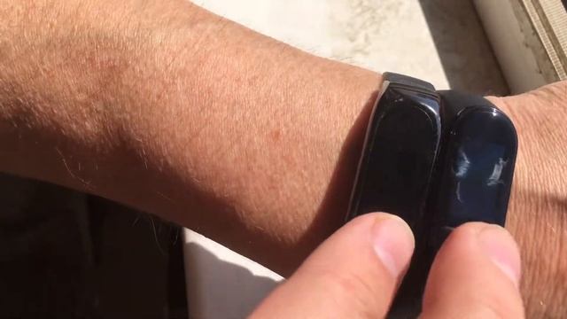 #Xiaomi   #gearbest  #miBand4  Эксперимент. Сравнение на солнце  Xiaomi mi Band 4 и mi Band 2.