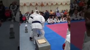 удар ногой (йоко гери) с гирей 16 кг.