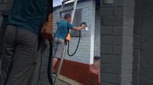 Электрический краскопульт . Покраска фасада дома.