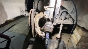 Замена левого сальника привода Opel Astra H