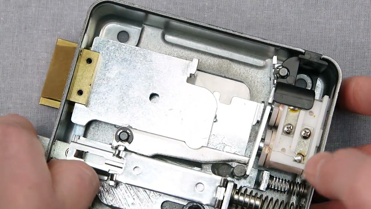 Конструкция электромеханического замка ISEO 52N115 смотреть онлайн