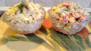 Два салата на праздничный стол: один с крабовыми палочками, а второй с ветчиной