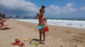 Пляж в Нячанге.Сильные волны.Даня Люба играют на берегу моря.Детские игры на пляже.Nha trang Vietna