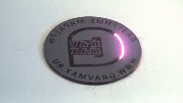 Лазерная гравировка на зеркале волоконным лазером смотреть онлайн