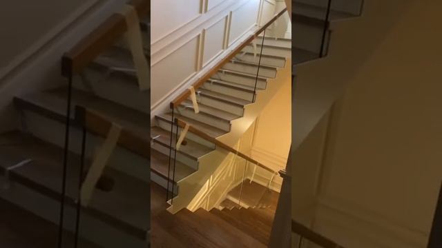 Отделка лестницы со стеклянными перилами