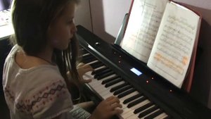 Яна играет "Дом восходящего солнца"