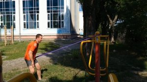 Упражнения на широчайшие с резинкой.