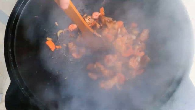 Готовим жаркое по-домашнему с грибами на казане.
