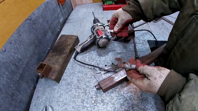 Самый простой сверлильный станок для дрели из хлама своими руками