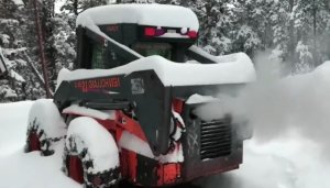 Холодный запуск старых дизельных тракторов. Потрясающий звук.