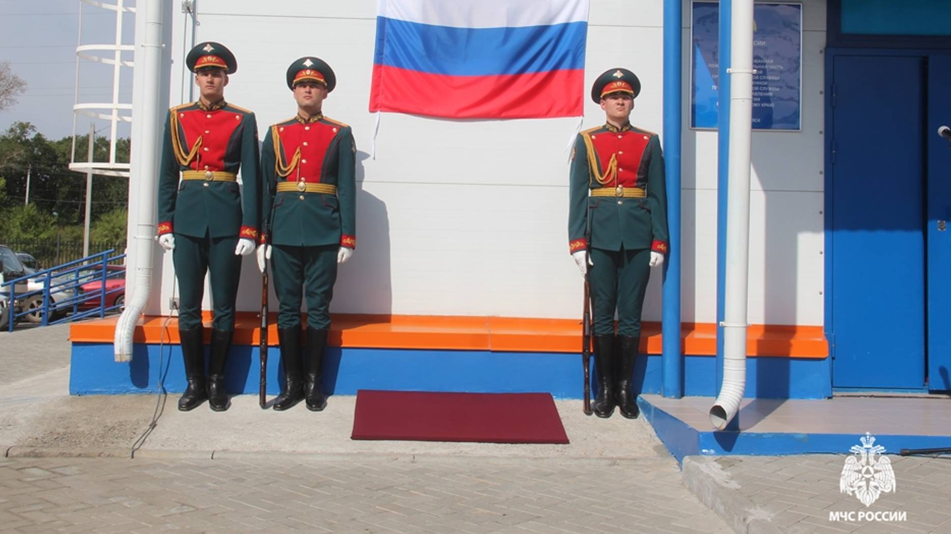 В Хабаровске сотрудники МЧС России открыли памятную доску ветерану пожарной охраны и участнику СВО