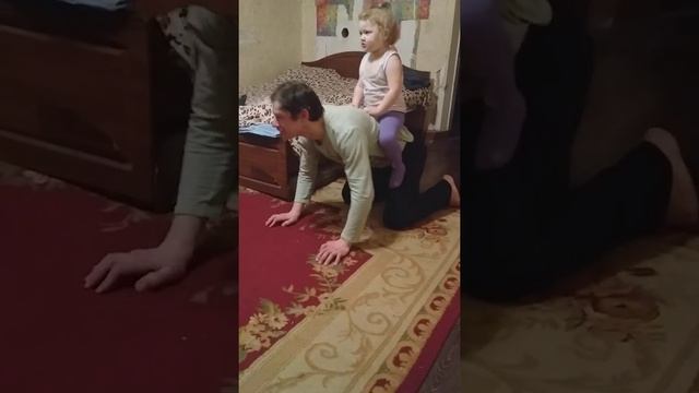 Папа с дочкои делают зарядку играючи смотреть онлайн