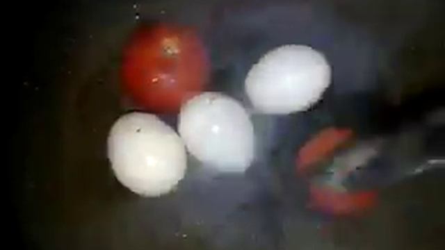 Мама попросила приготовить яичницу с помидорами? смотреть онлайн