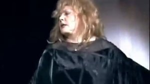 Пьяная Алла Пугачева чуть не упала со сцены.