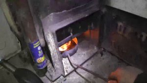 Засыпал полный котёл  мелкой угольной пыли.